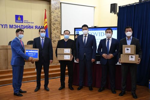 Нэн шаардлагатай эрчимт эмчилгээний 3.6 тэрбум төгрөгийн тоног төхөөрөмжийг гардууллаа